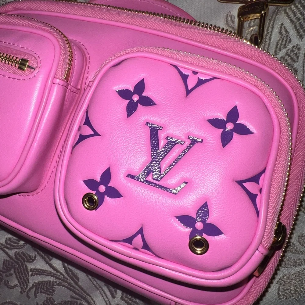 Louis Vuitton - Rose Utility Handbag/Crossbody - Picture 7 of 17